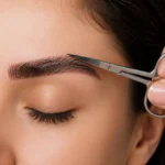 اصلاح و کوتاه کردن ابروی کاشته شده؛ از چه زمانی مجاز است؟