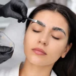 آیا ابروی کاشته شده به رنگ کردن و دکلره واکنش متفاوتی نشان میدهد؟