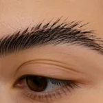 چرا برخی ابروهای کاشته شده حالت سیخ پیدا میکنند؟ علتها، روشهای پیشگیری و اصلاح